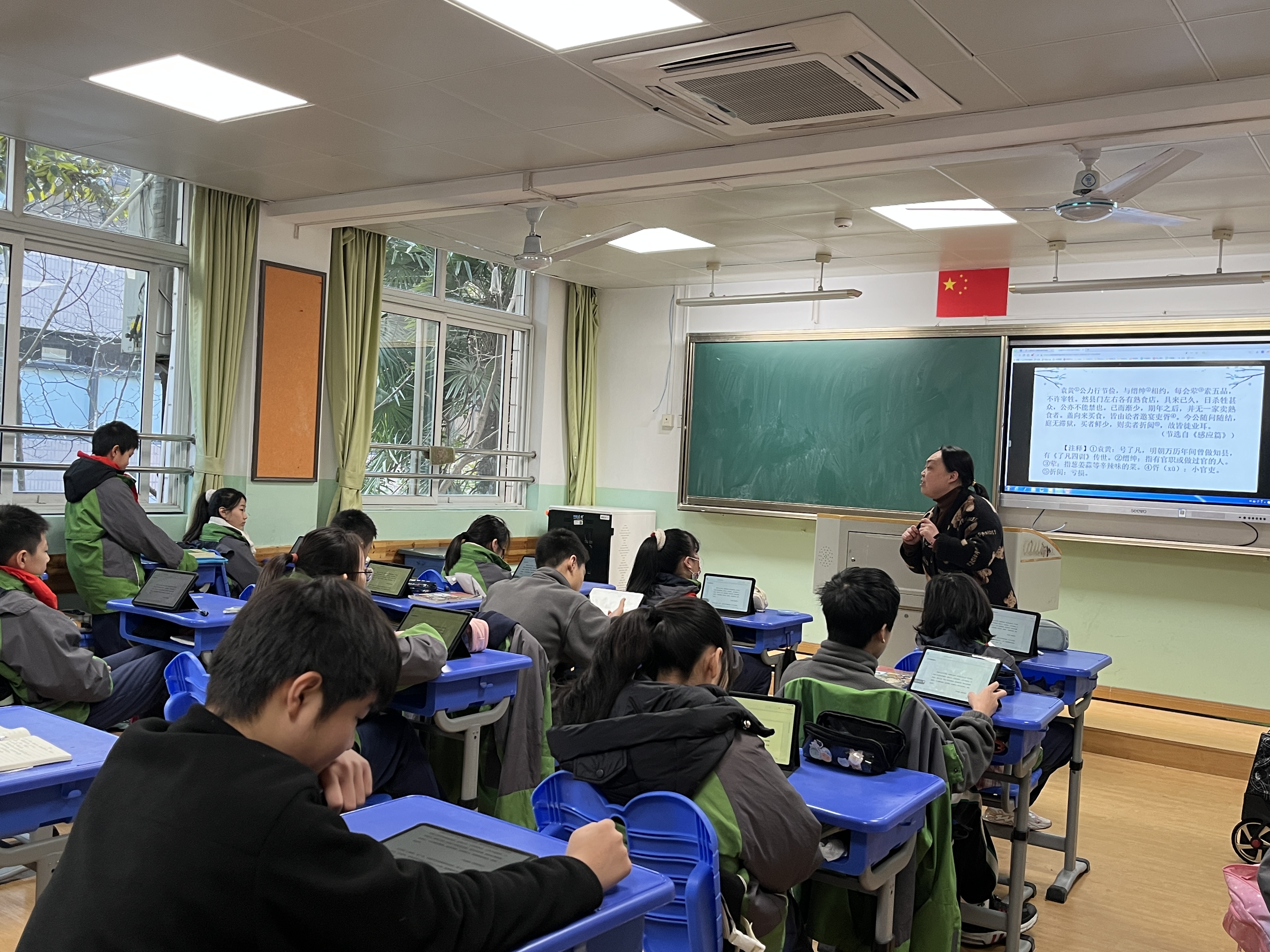 语文教研组长黄娴老师进行数字化课堂初体验